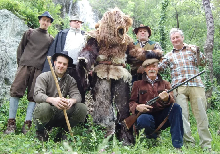 Fora l'Ours Urbiano Mompantero-Val di Susa carnevali alpini e tradizioni